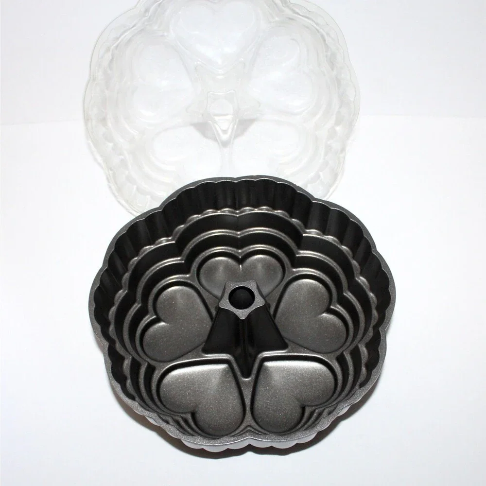 Wilton Dimensions Queen of Hearts Bundt Cake Nonstick 10 cup Cast Aluminum